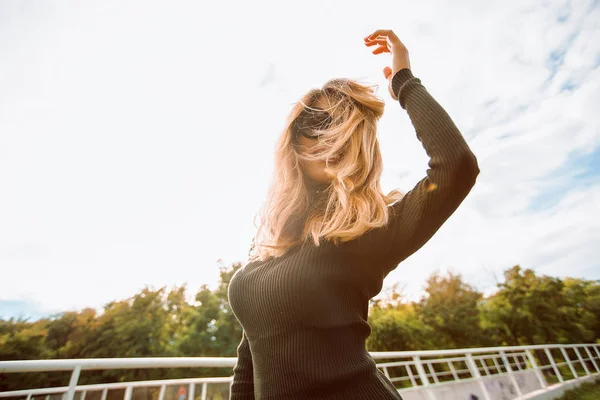 Mujer Joven Elegante Posando Parque Verde —  Fotos de Stock