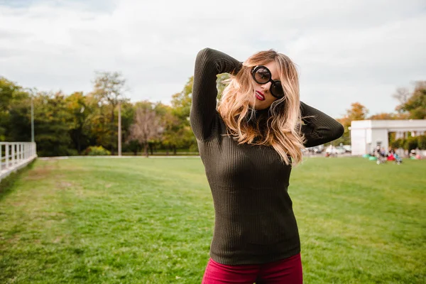 Young Stylish Woman Posing Green Park — Stock Photo, Image