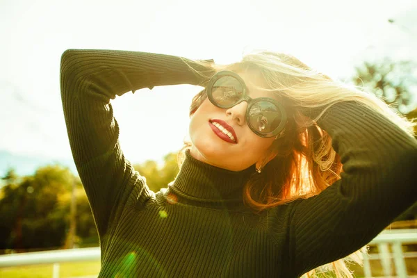 Retrato Jovem Mulher Sorridente Óculos Sol — Fotografia de Stock
