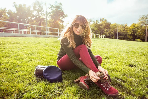 Junge Stilvolle Frau Entspannt Auf Grünem Gras — Stockfoto