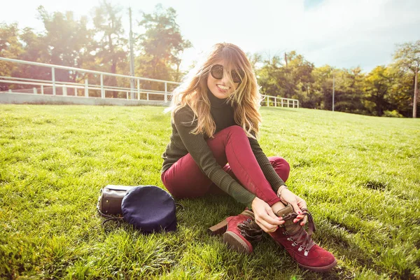 Young Stylish Woman Relaxing Green Grass — Stock Photo, Image