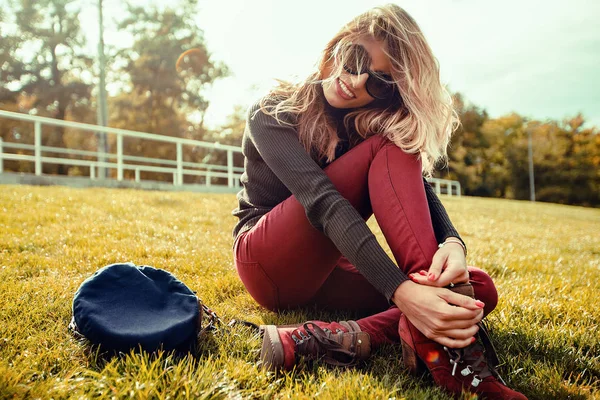 Young Stylish Woman Relaxing Green Grass — Stock Photo, Image