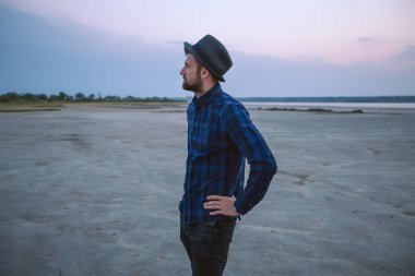 Gün batımı ışıkta beyaz delikanlı portresi