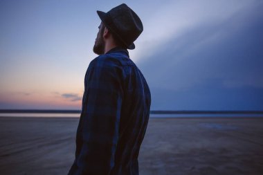 Arkadan Görünüş gencin doğal günbatımı üzerinde deniz üzerinde seyir