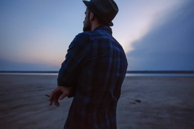 Arkadan Görünüş gencin doğal günbatımı üzerinde deniz üzerinde seyir