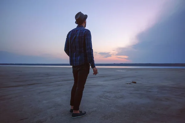 Vue Arrière Jeune Homme Regardant Coucher Soleil Panoramique Sur Mer — Photo