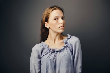 Makyaj olmadan uzun dalgalı kırmızı saçlı Genç kadın portresi