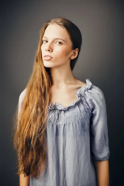 Portré Fiatal Hosszú Hullámos Vörös Haja Smink Nélkül — Stock Fotó