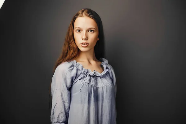 Retrato Mujer Joven Con Pelo Largo Ondulado Rojo Sin Maquillaje — Foto de Stock
