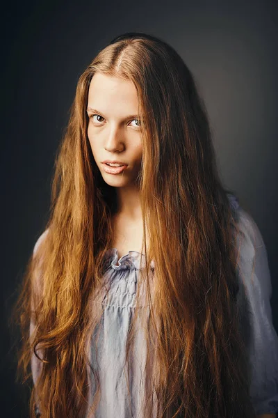 Porträtt Ung Kvinna Med Långa Vågiga Röda Hår Utan Smink — Stockfoto