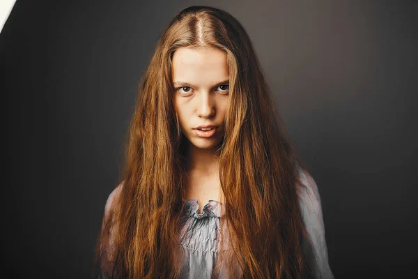 Portré Fiatal Hosszú Hullámos Vörös Haja Smink Nélkül — Stock Fotó