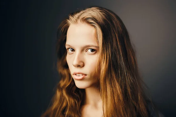 Portrait Jeune Femme Aux Longs Cheveux Roux Ondulés Sans Maquillage — Photo