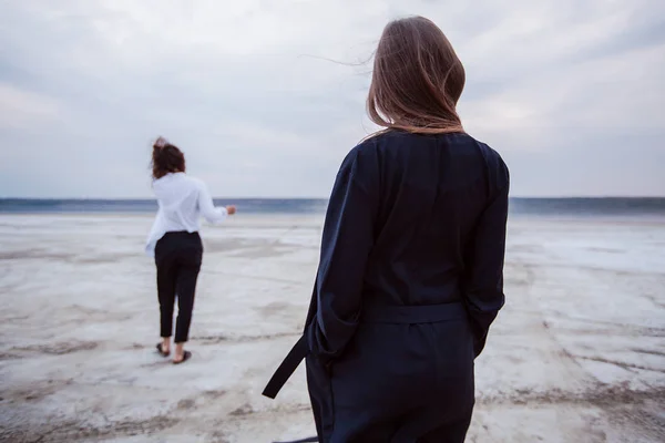 Deux Jeunes Femmes Élégantes Posant Sur Bord Mer Salée Sous — Photo