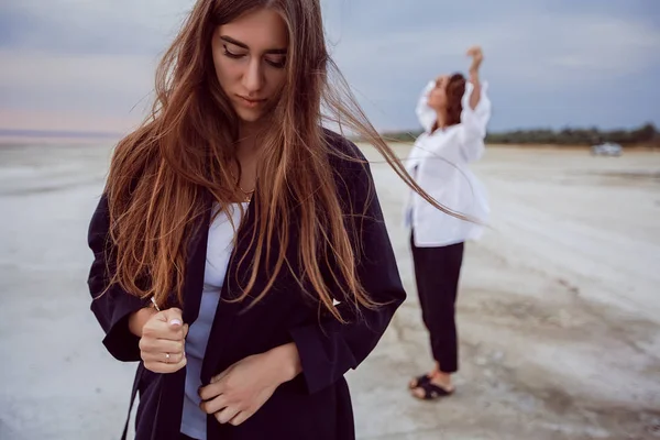 Két Fiatal Stílusos Nők Pózol Sós Tengerparton Felhős — Stock Fotó