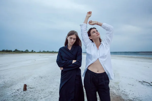 Dos Mujeres Jóvenes Elegantes Posando Orilla Del Mar Salada Bajo — Foto de Stock