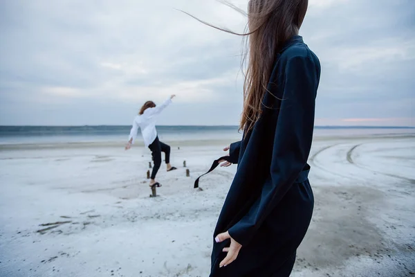 Two Young Stylish Women Posing Salt Seashore Cloudy Sky — Stock Photo, Image