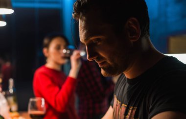 Esmer kadın olarak şarap kırmızı jumper adamla