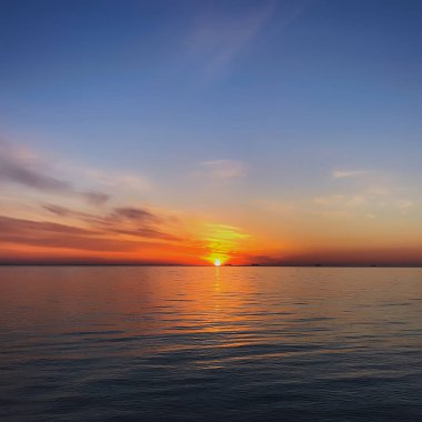 Renkli gökyüzü ve alacakaranlıkta sakin deniz