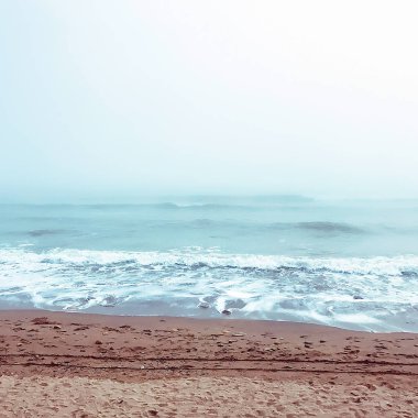 Mavi gökyüzü ve dalgalar deniz kıyısı