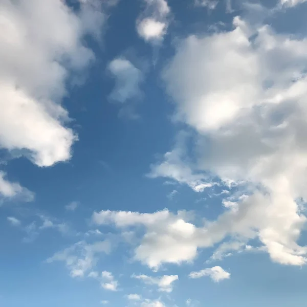 Blauer Himmel Mit Flauschigen Wolken — Stockfoto