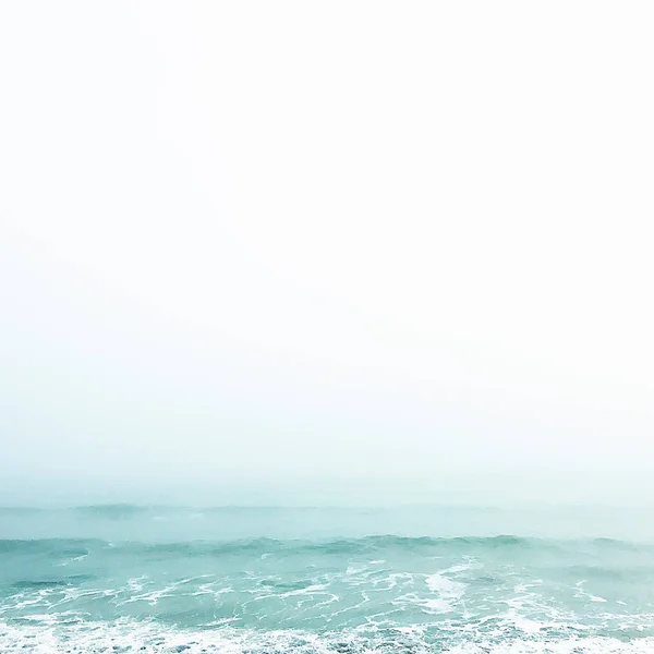 Mantello Marino Con Acqua Turchese Cielo Bianco — Foto Stock