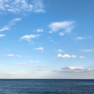 Doğal deniz manzarası arka plan mavi gökyüzü ile