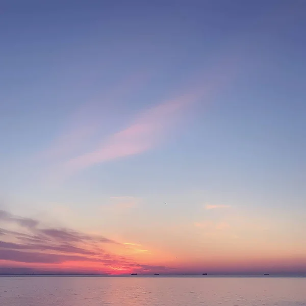 五颜六色的黄昏在海与小云彩 — 图库照片