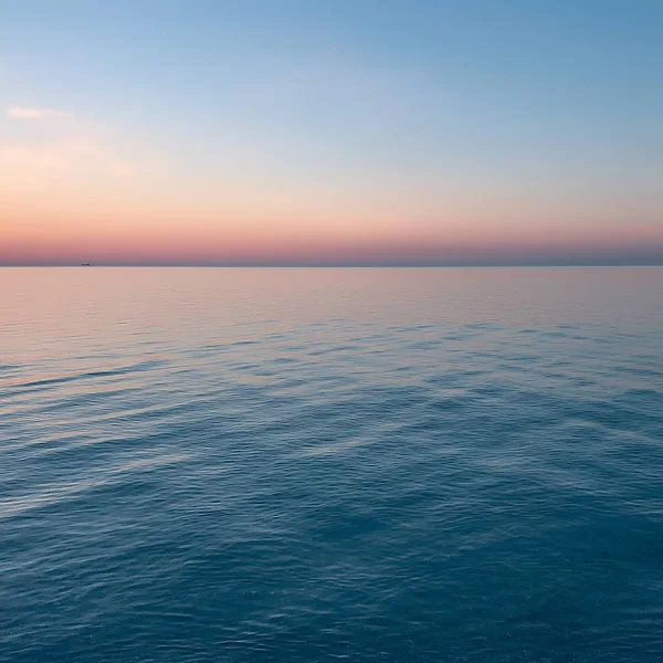 五彩缤纷的天空 黄昏的平静的大海 — 图库照片