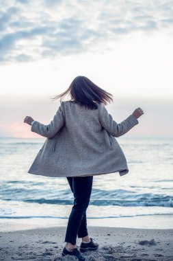 Kadın ceket ve pantolon yürüyüş ve denizde eğleniyor