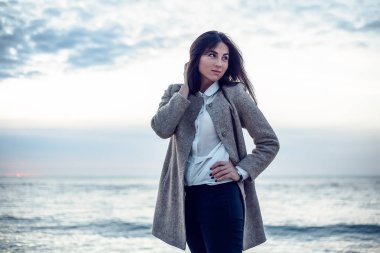 Kadın ceket ve pantolon yürüyüş ve denizde eğleniyor