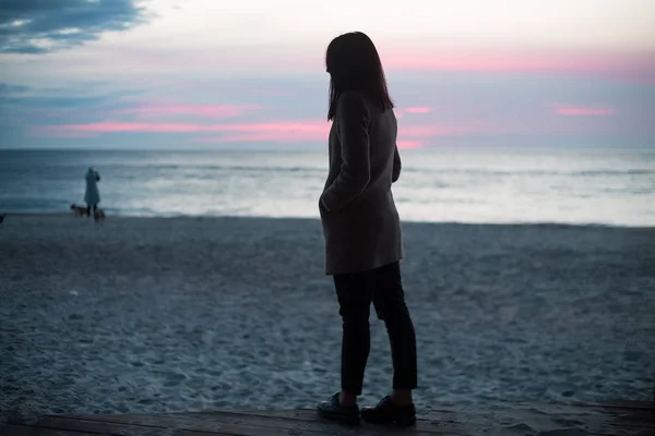 Mujer Con Abrigo Pantalones Caminando Por Playa Atardecer —  Fotos de Stock