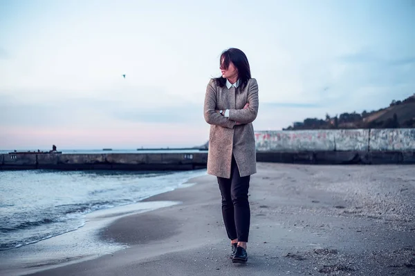 Mujer Con Abrigo Pantalones Caminando Por Playa Atardecer —  Fotos de Stock