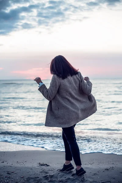 Mujer Abrigo Pantalones Caminando Divirtiéndose Mar —  Fotos de Stock