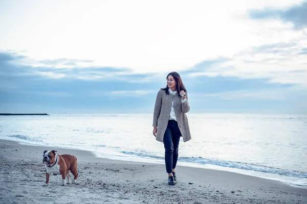 Mujer Bonita Paseando Con Perro Mar Tiempo Frío Atardecer —  Fotos de Stock