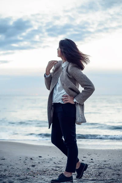 Mujer Abrigo Pantalones Caminando Mar —  Fotos de Stock