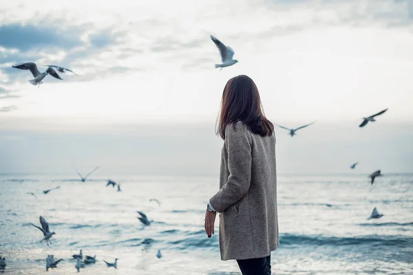 Mujer Abrigo Pantalón Disfrutando Paseando Orillas Del Mar Con Gaviotas —  Fotos de Stock