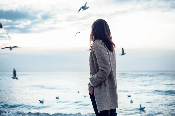 Mujer Abrigo Pantalón Disfrutando Paseando Orillas Del Mar Con Gaviotas —  Fotos de Stock