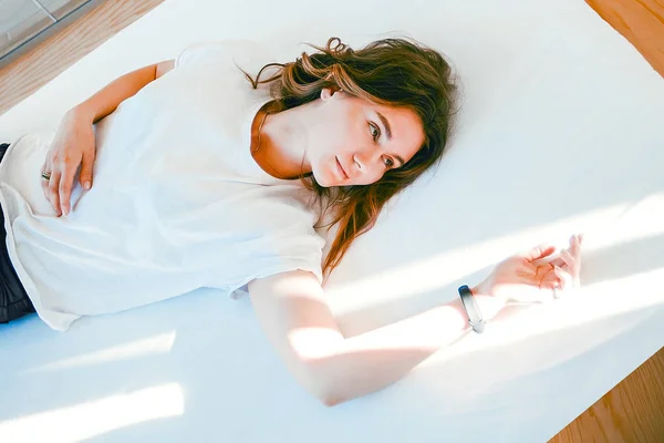 Retrato Mujer Camiseta Blanca Acostada Cama —  Fotos de Stock