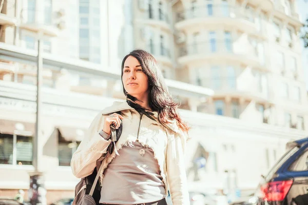 Jeune Femme Debout Dans Rue Jour — Photo