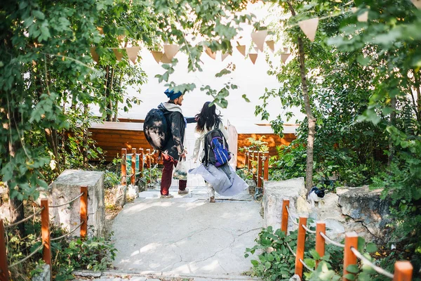 Pareja Joven Caminando Parque Durante Día Rodeada Plantas Verdes — Foto de Stock