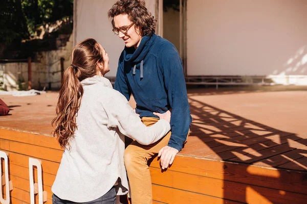 Unga Turist Par Embracing Nära Trä Scenen Parken Dagtid — Stockfoto