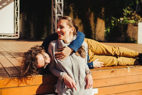 Unga Turist Par Embracing Nära Trä Scenen Parken Dagtid — Stockfoto