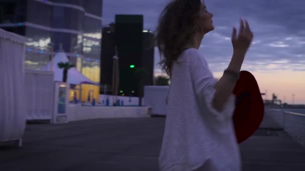 Aantrekkelijke Brunette Vrouw Dragen Witte Jurk Rode Hoed Dansen Witte — Stockvideo