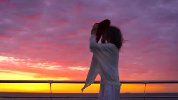 Jonge Aantrekkelijke Vrouw Dragen Witte Jurk Muts Poseren Zee Achtergrond — Stockvideo
