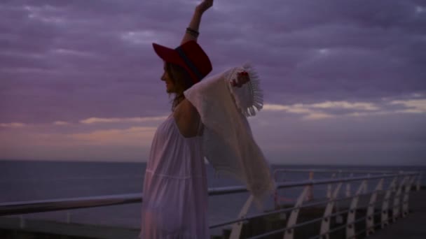 Jovem Mulher Atraente Vestindo Vestido Branco Chapéu Dançando Fundo Mar — Vídeo de Stock