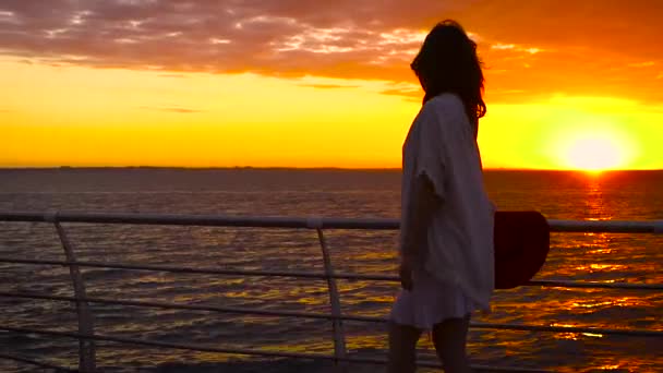 Beyaz Elbise Deniz Arka Plan Üzerinde Şaşırtıcı Gün Batımında Poz — Stok video