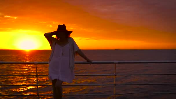 Jovem Mulher Atraente Vestindo Vestido Branco Chapéu Posando Fundo Mar — Vídeo de Stock