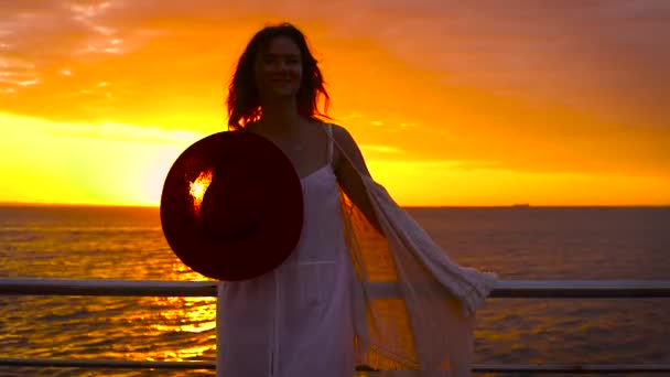 Молода Приваблива Жінка Білій Сукні Капелюсі Позує Морському Фоні Дивовижному — стокове відео