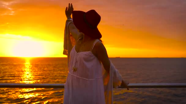 Jeune Femme Attrayante Portant Robe Blanche Chapeau Posant Sur Fond — Video