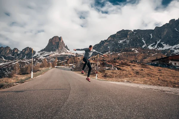 Hombre Saltando Carretera Las Montañas Fondo — Foto de Stock